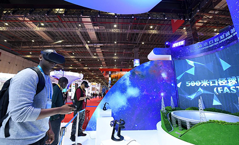 Cutting-edge exhibits at second CIIE show charm of innovation