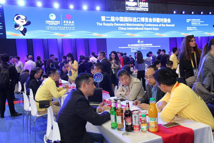 Merchants and buyers negotiate during a matchmaking conference of the second CIIE. Photo by Qu Song from People’s Daily
