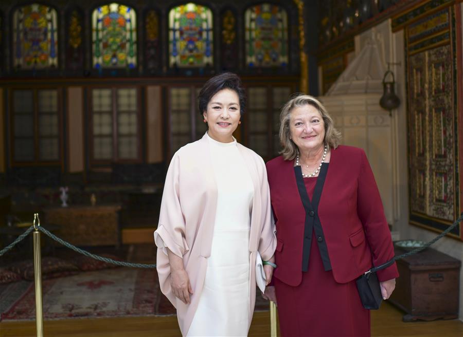 Peng Liyuan, wife of Chinese President Xi Jinping, tours the Benaki Museum accompanied by Vlassia Pavlopoulou-Peltsemi, wife of Greek President Prokopis Pavlopoulos, in central Athens, Greece, Nov. 11, 2019. (Xinhua/Xie Huanchi)