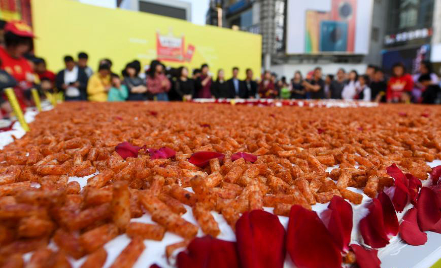 Huge spicy gluten cake appears in Changsha