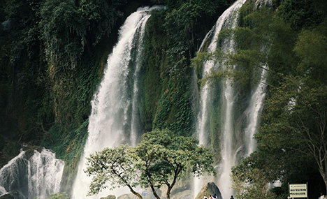 The Detian Waterfall，the largest transnational waterfall in Asia