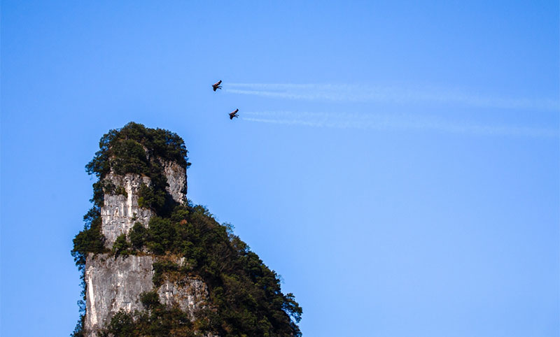 Frenchmen fly through Tianmenshan Mountain in Hunan
