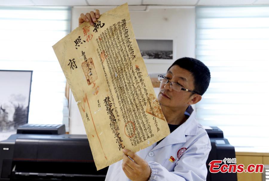 Specialist dedicated to making replicas of historical relics