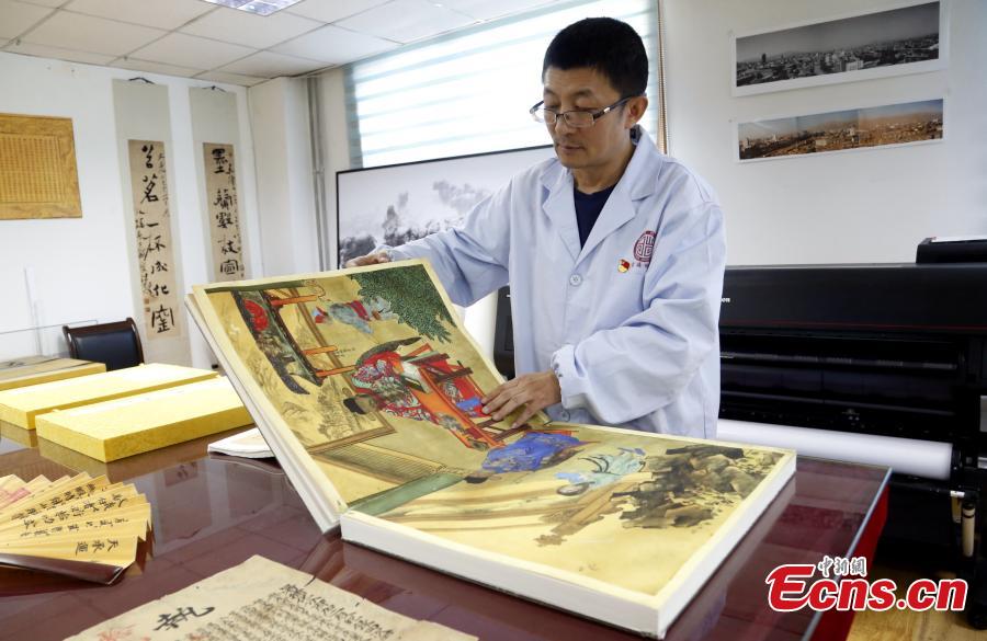 Specialist dedicated to making replicas of historical relics