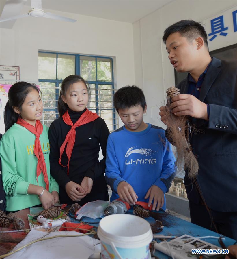 Students make handicrafts by using natural materials in China's Hunan