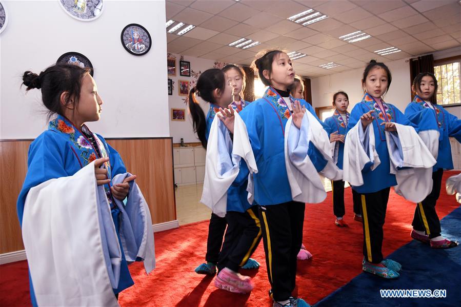 Schools establish Peking Opera interest clubs in Qingdao, E China