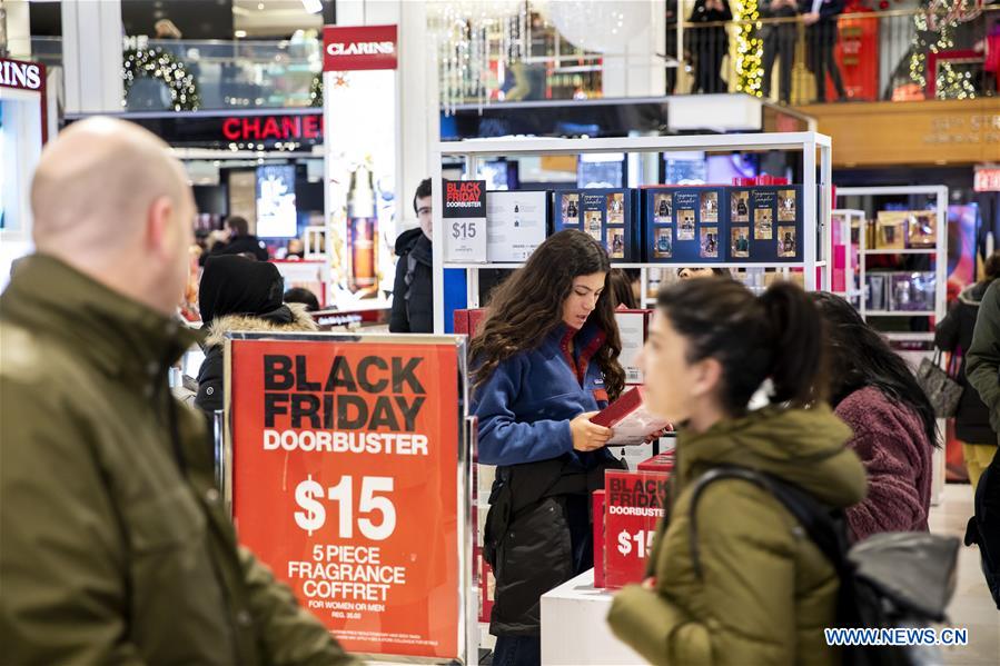 People do shopping for Black Friday sales in New York