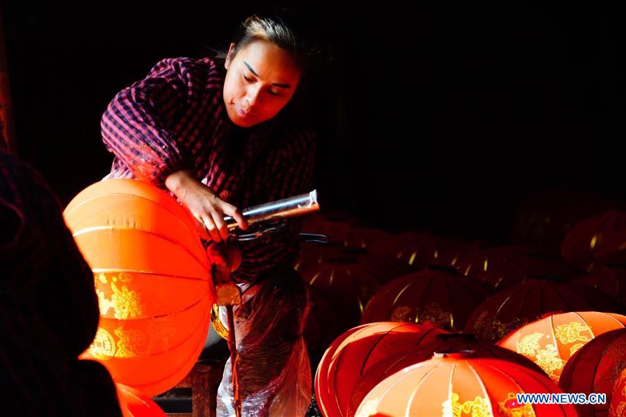 People make red lanterns to meet market demand in China's Hebei