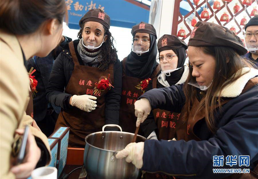 Foreigners enjoy Chinese intangible cultural heritage at Zhejiang