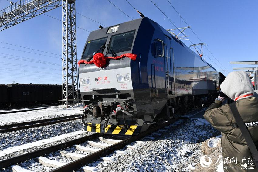 Railway linking Dunhuang and Golmud opens