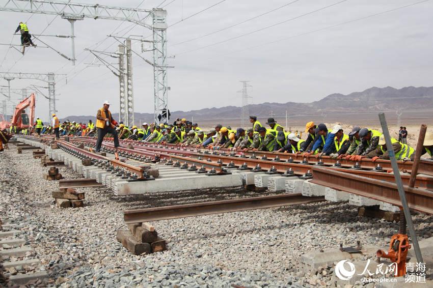 Railway linking Dunhuang and Golmud opens