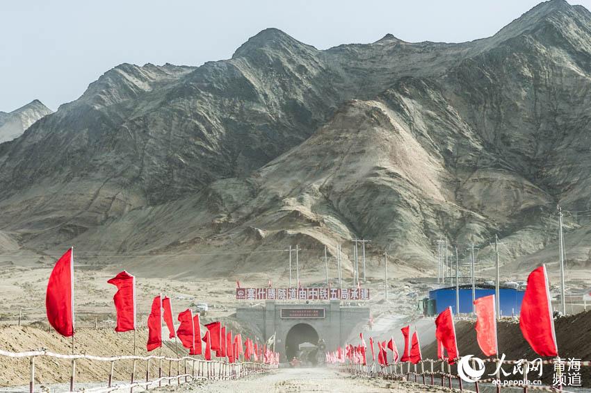 Railway linking Dunhuang and Golmud opens