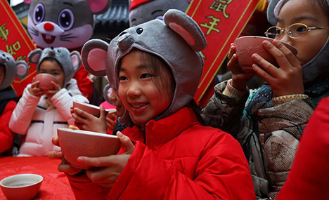 People mark festival with 'eight treasure porridge'