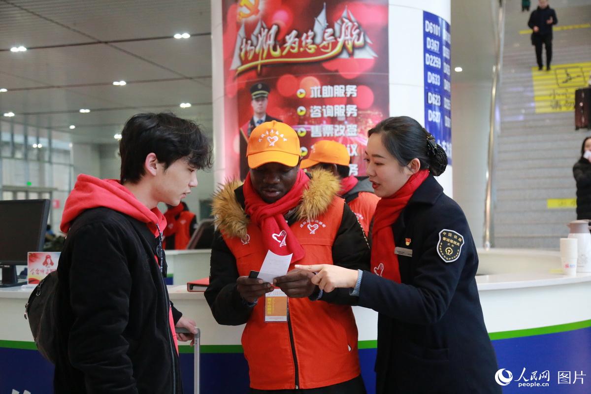 Overseas students volunteer during the Spring Festival travel rush
