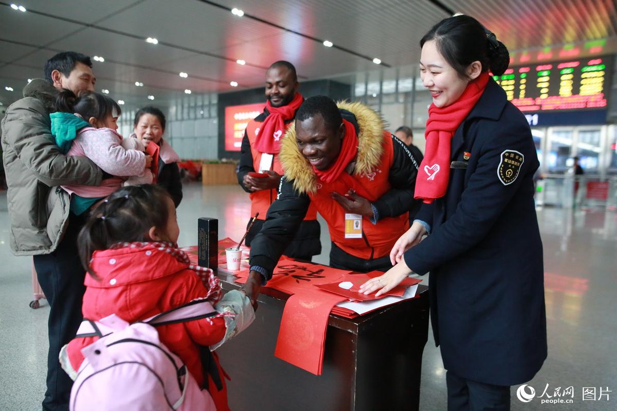 Overseas students volunteer during the Spring Festival travel rush