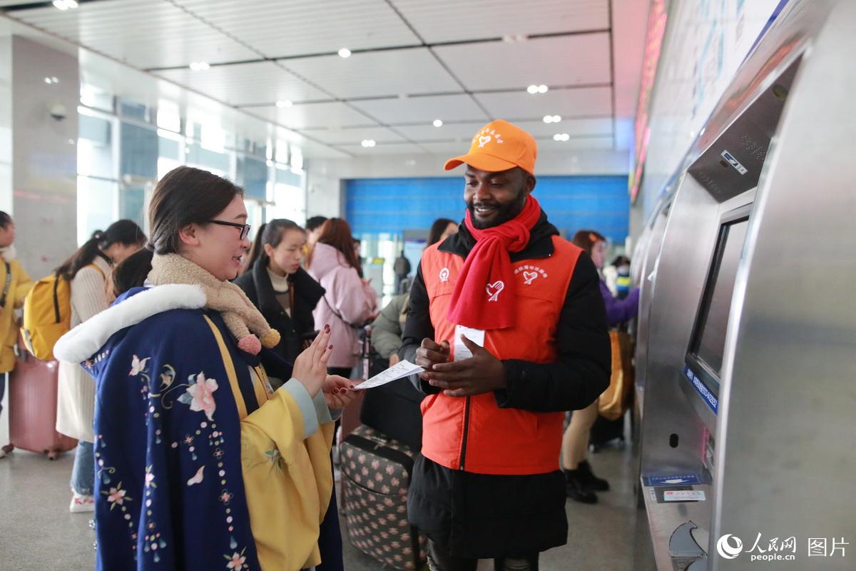 Overseas students volunteer during the Spring Festival travel rush