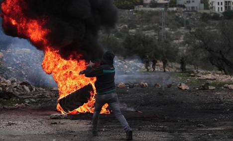 Palestinians protest against expanding of Jewish settlements