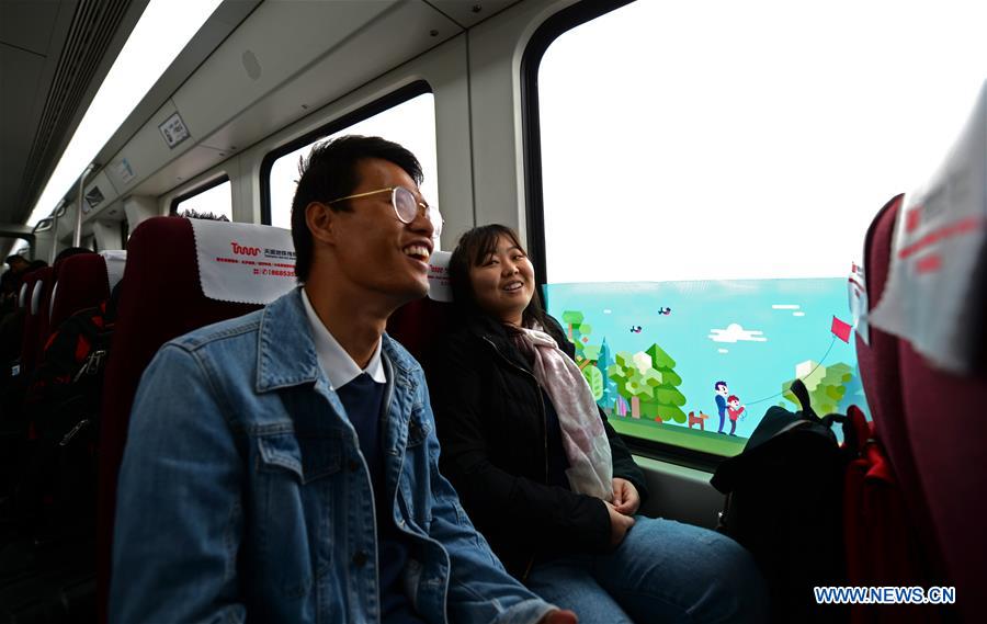 Couple participating in railway project in Kenya returns home for Chinese Lunar New Year