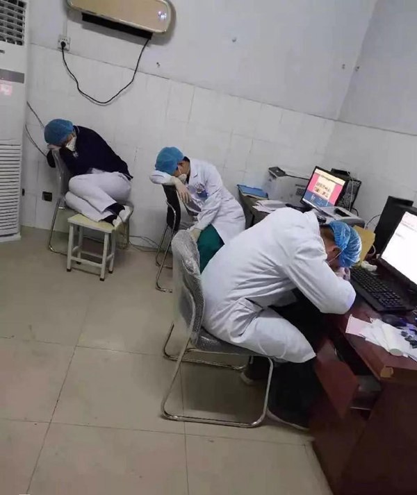 Doctors' sleeping postures bring netizens to tears