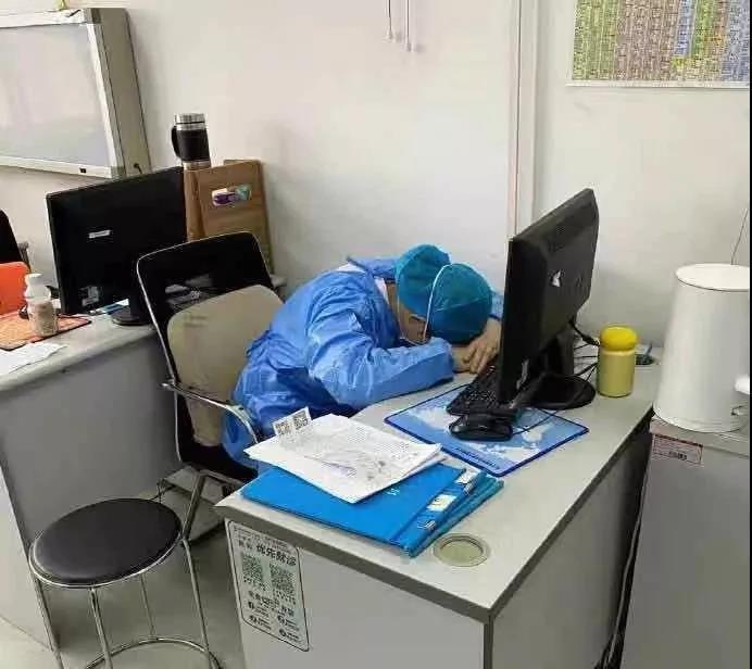 Doctors' sleeping postures bring netizens to tears