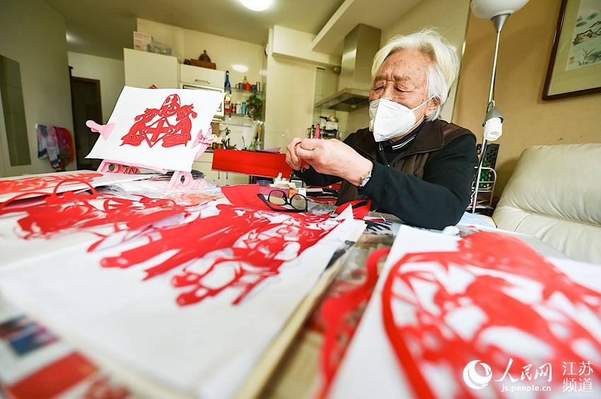 88-year-old Chinese artist uses paper-cutting as a way to pray for a victory against virus