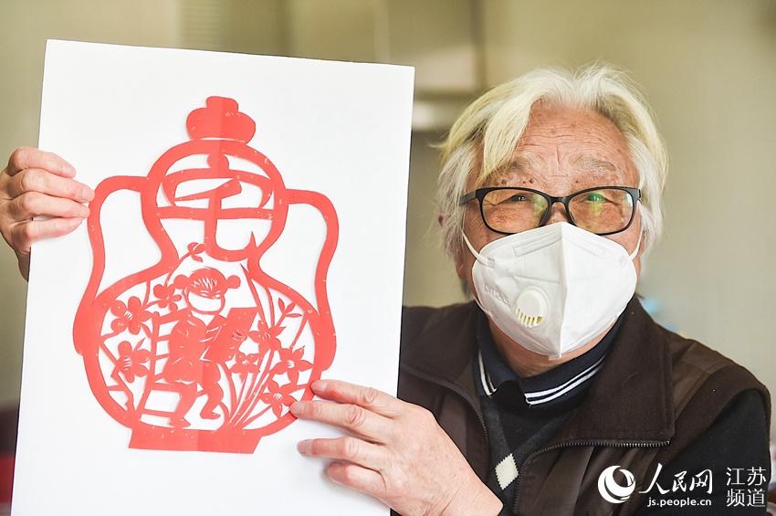 88-year-old Chinese artist uses paper-cutting as a way to pray for a victory against virus