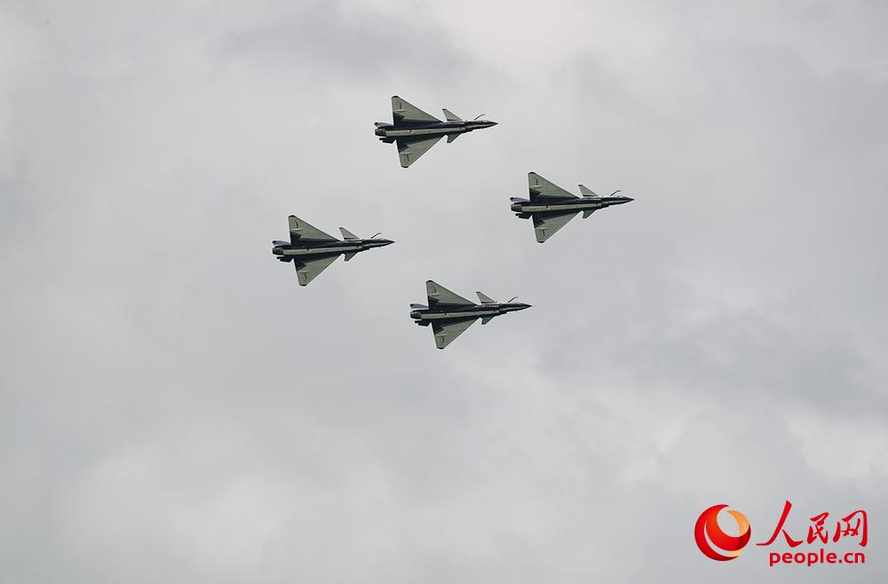 Chinese Air Force performs in Singapore, sends best wishes to Wuhan 