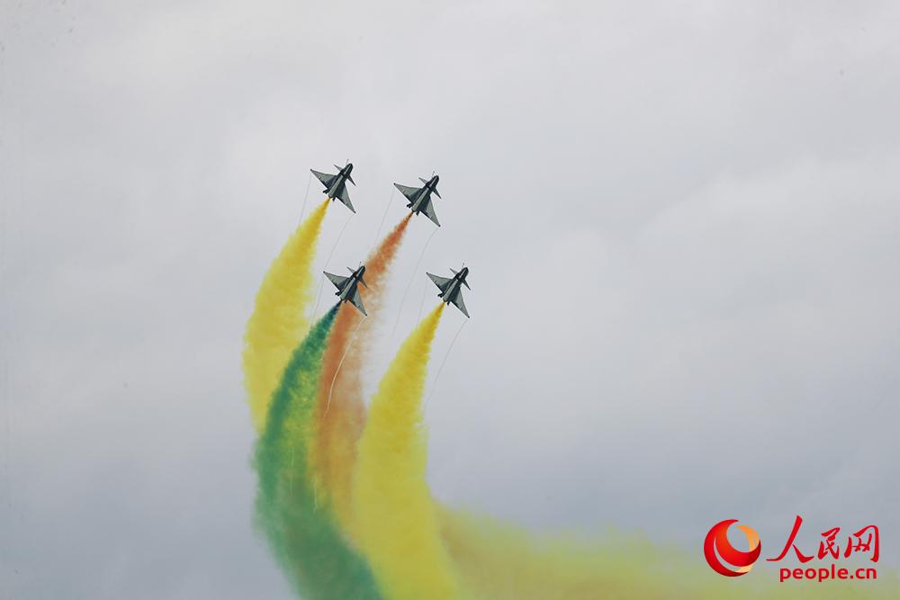 Chinese Air Force performs in Singapore, sends best wishes to Wuhan 