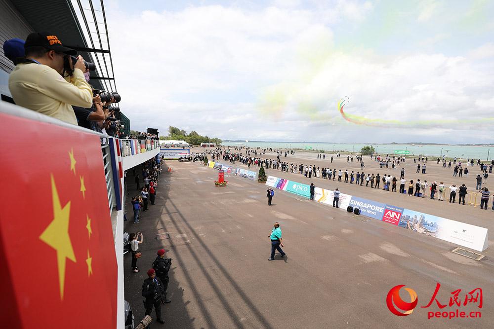 Chinese Air Force performs in Singapore, sends best wishes to Wuhan 