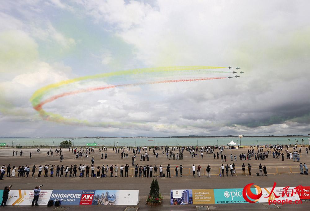 Chinese Air Force performs in Singapore, sends best wishes to Wuhan 