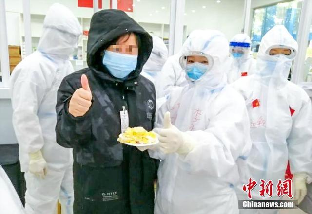 Wuhan Jiangan Fangcang Hospital patients treated to special birthday party