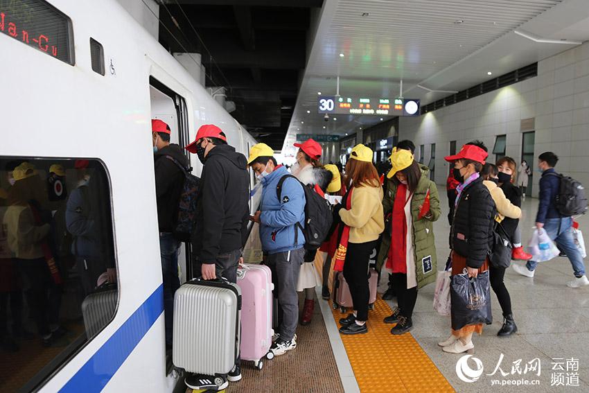 Migrant workers board the train. (People’s Daily Online/Li Faxing)