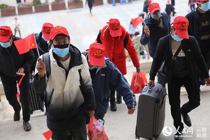 Migrant workers walk in the waiting hall at Kunmingnan Railway Station. (People’s Daily Online/Li Faxing)