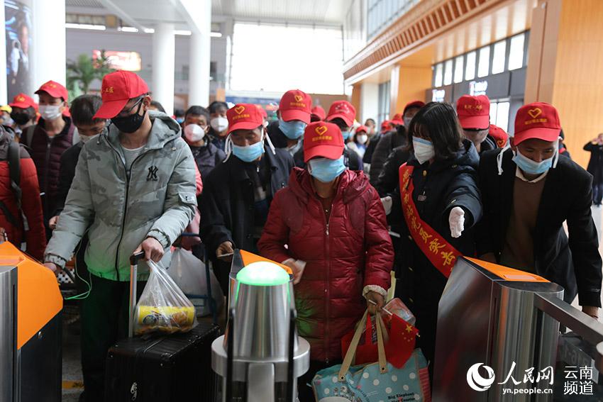 Migrant workers have their tickets checked at the checkpoint before boarding the train. (People’s Daily Online/Li Faxing)