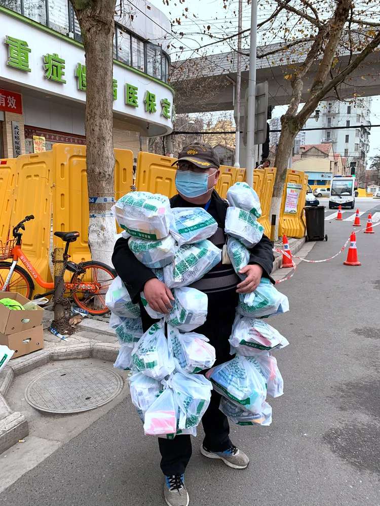 Wuhan community worker takes creative measures to deliver medicine to residents