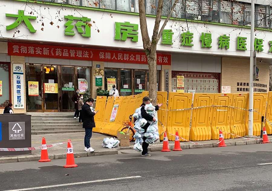 Wuhan community worker takes creative measures to deliver medicine to residents