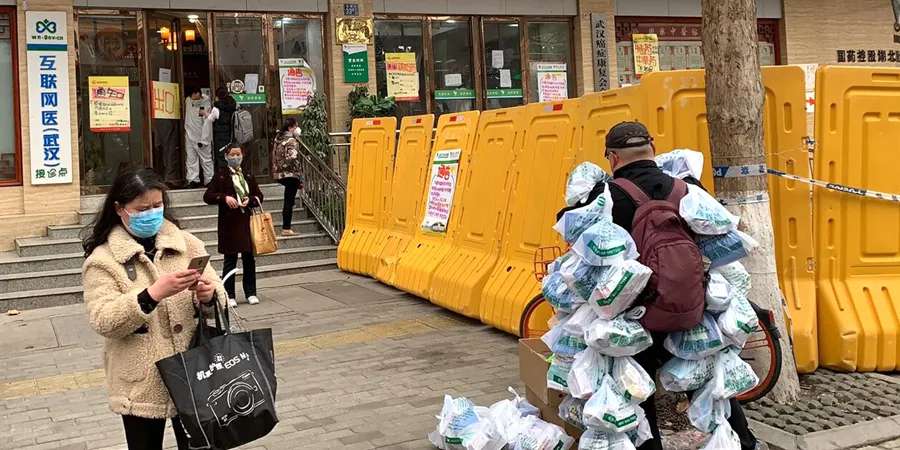 Wuhan community worker takes creative measures to deliver medicine to residents