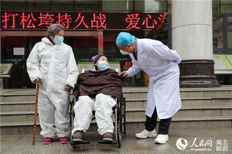 98-year-old COVID-19 patient discharged from hospital with her daughter and granddaughter 