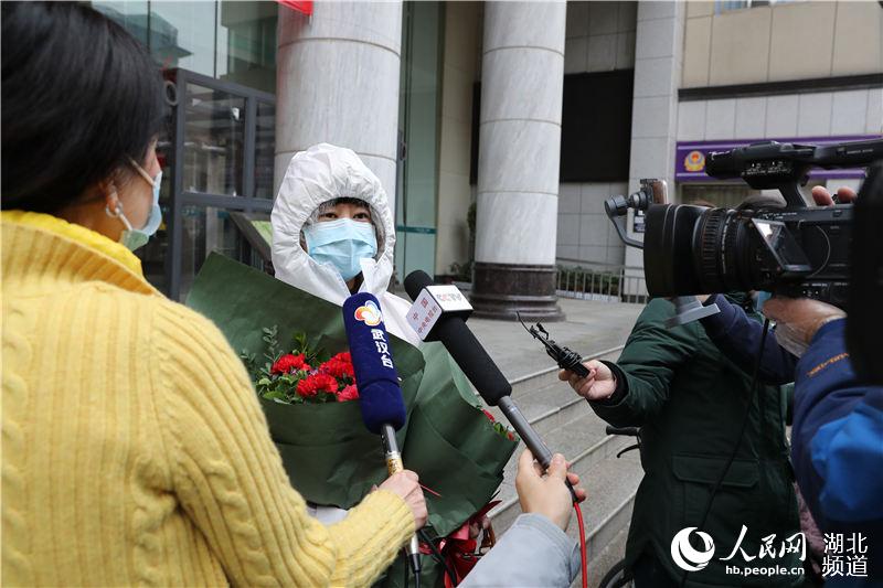 98-year-old COVID-19 patient discharged from hospital with her daughter and granddaughter 