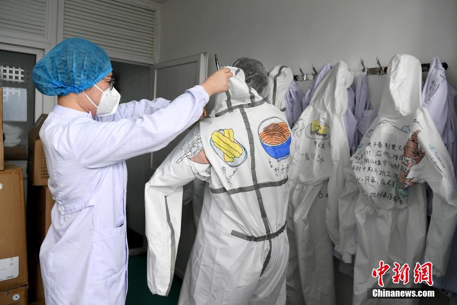 Wuhan nurse draws local snacks, landmarks, popular cartoon images on protective suits, conveying hope amid epidemic