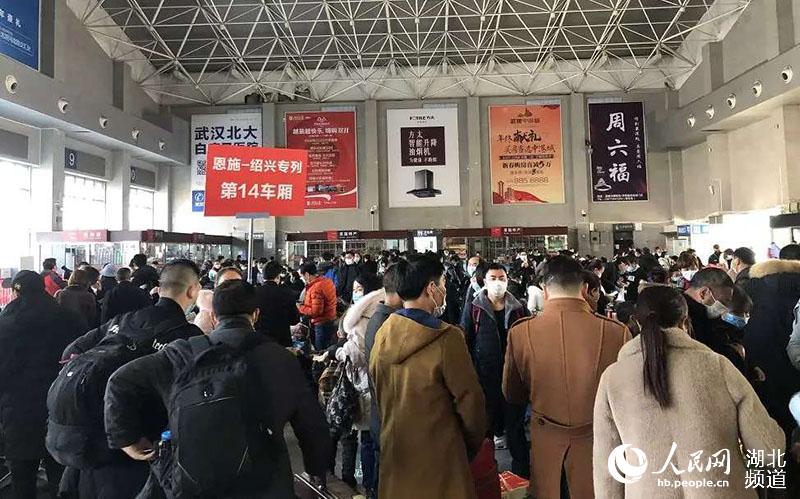 First batch of 547 Hubei migrant workers return to work locations by special train