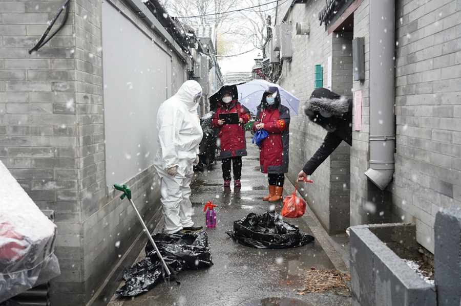 Beijingers stick to their posts despite epidemic outbreak