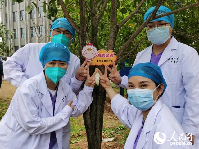 Medical teams that helped Wuhan plant ‘Thanksgiving Wood'