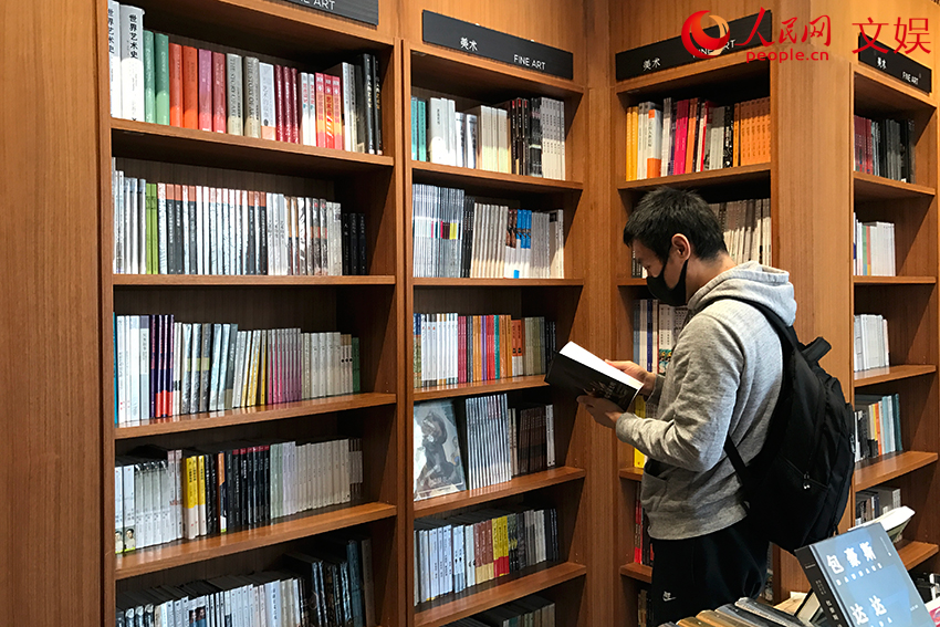 Beijing residents head to bookstores and parks as spring beckons
