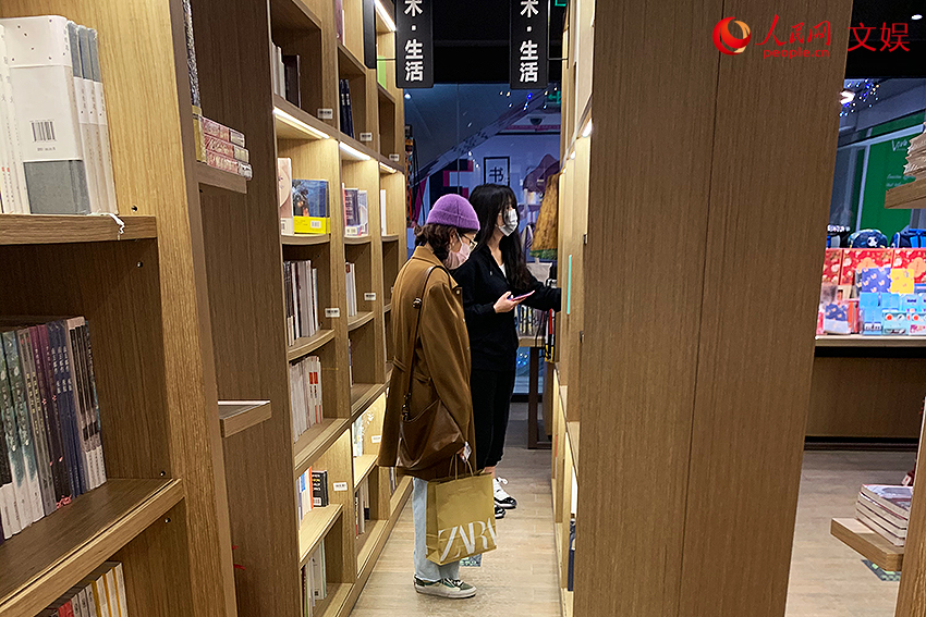 Beijing residents head to bookstores and parks as spring beckons