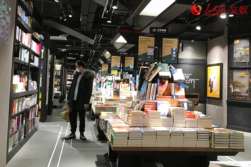 Beijing residents head to bookstores and parks as spring beckons