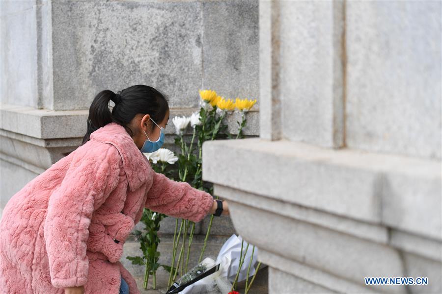 People pay tribute to martyrs in Changsha during Qingming Festival
