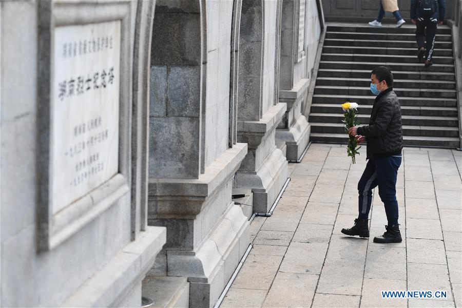 People pay tribute to martyrs in Changsha during Qingming Festival