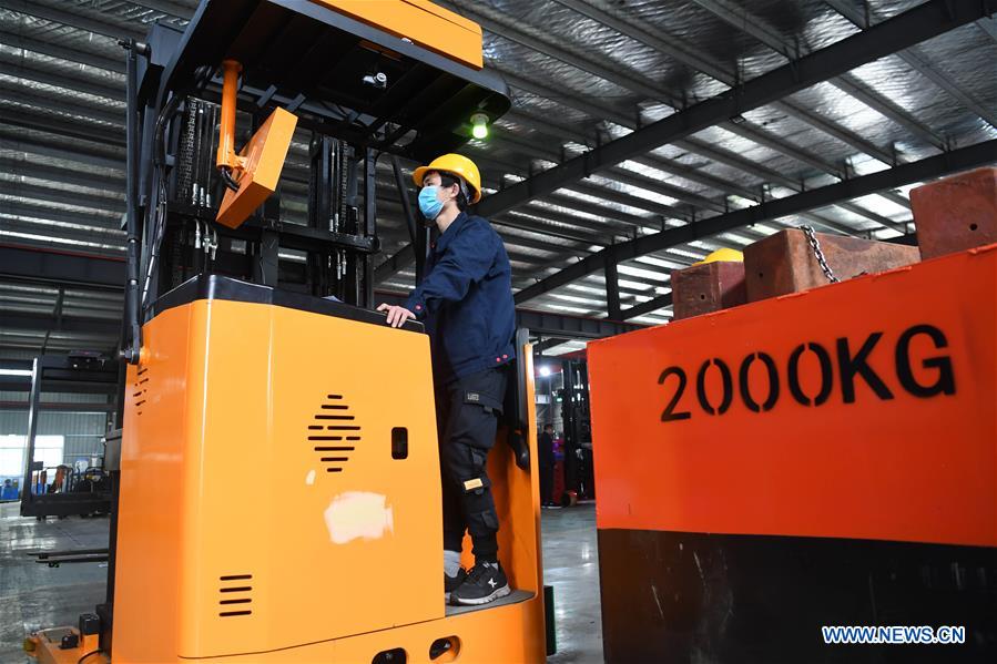 All enterprises above designated size resume businesses in Huagang Town of E China