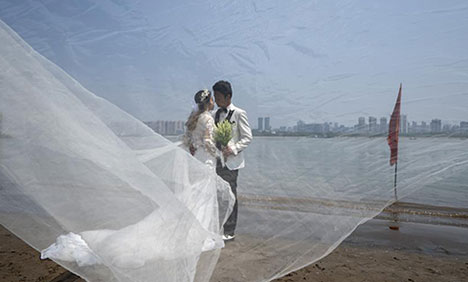 Couple take wedding photos as coronavirus epidemic wanes in Wuhan